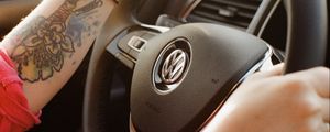 Превью обои volkswagen, руль, руки, салон, машина