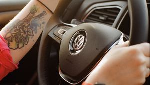 Превью обои volkswagen, руль, руки, салон, машина