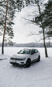 Превью обои volkswagen tiguan, volkswagen, автомобиль, белый, вид сбоку, снег