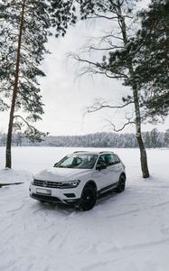 Превью обои volkswagen tiguan, volkswagen, автомобиль, белый, вид сбоку, снег