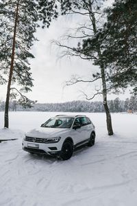 Превью обои volkswagen tiguan, volkswagen, автомобиль, белый, вид сбоку, снег