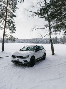 Превью обои volkswagen tiguan, volkswagen, автомобиль, белый, вид сбоку, снег