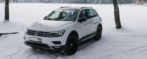 Превью обои volkswagen tiguan, volkswagen, автомобиль, белый, вид сбоку, снег