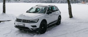 Превью обои volkswagen tiguan, volkswagen, автомобиль, белый, вид сбоку, снег