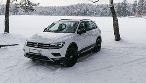 Превью обои volkswagen tiguan, volkswagen, автомобиль, белый, вид сбоку, снег