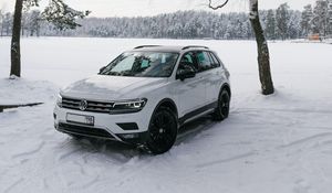 Превью обои volkswagen tiguan, volkswagen, автомобиль, белый, вид сбоку, снег