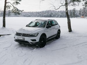 Превью обои volkswagen tiguan, volkswagen, автомобиль, белый, вид сбоку, снег