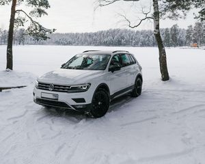 Превью обои volkswagen tiguan, volkswagen, автомобиль, белый, вид сбоку, снег