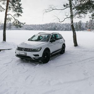 Превью обои volkswagen tiguan, volkswagen, автомобиль, белый, вид сбоку, снег