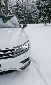 Превью обои volkswagen tiguan, volkswagen, автомобиль, белый, вид спереди