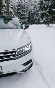 Превью обои volkswagen tiguan, volkswagen, автомобиль, белый, вид спереди