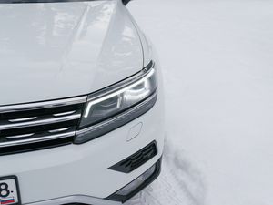 Превью обои volkswagen tiguan, volkswagen, автомобиль, белый, вид спереди