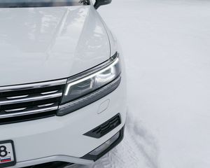 Превью обои volkswagen tiguan, volkswagen, автомобиль, белый, вид спереди