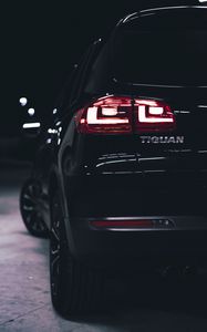 Превью обои volkswagen tiguan, volkswagen, машина, черный, вид сзади, фонари, подсветка