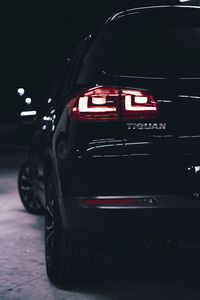 Превью обои volkswagen tiguan, volkswagen, машина, черный, вид сзади, фонари, подсветка