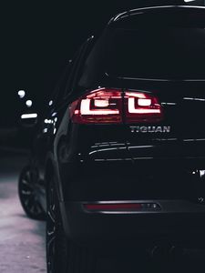 Превью обои volkswagen tiguan, volkswagen, машина, черный, вид сзади, фонари, подсветка