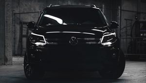 Превью обои volkswagen tiguan, volkswagen, машина, черный, темный, внедорожник