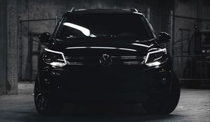 Превью обои volkswagen tiguan, volkswagen, машина, черный, темный, внедорожник