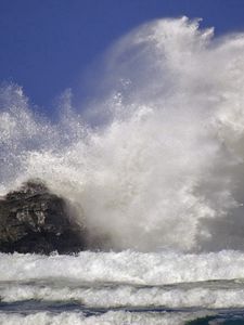 Превью обои волна, море, брызги, удар, камень