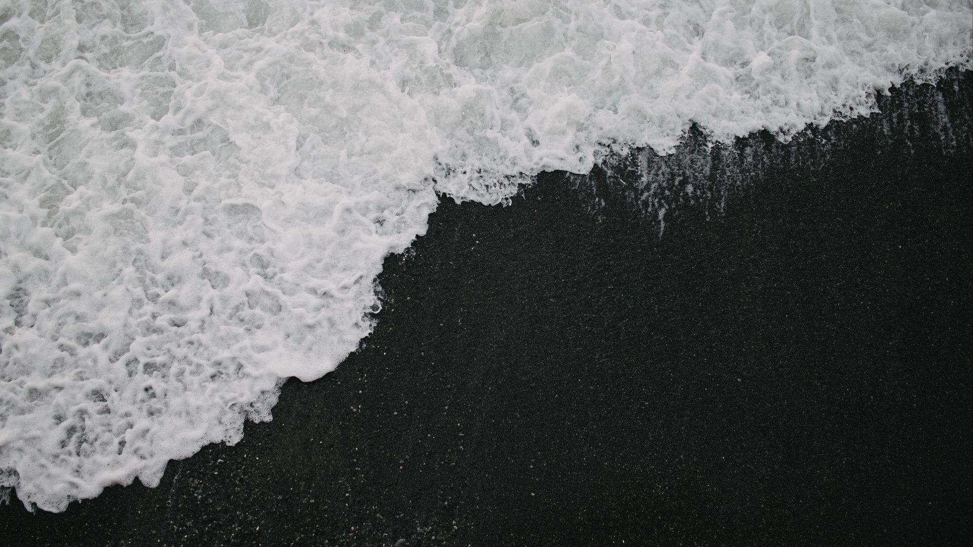 Море сверху черный песок