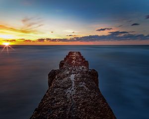 Превью обои волнорез, море, горизонт, закат