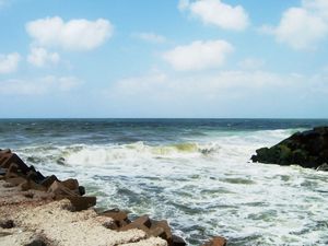 Превью обои волны, берег, камни, сила, мощь, волнорез, грязная вода