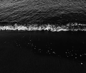Превью обои волны, чб, прибой, пена, песок, темный, вода, море