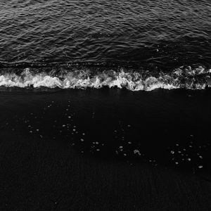 Превью обои волны, чб, прибой, пена, песок, темный, вода, море