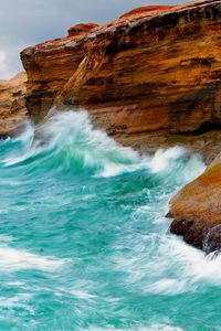 Превью обои волны, голубая вода, берег, скалы, яркие