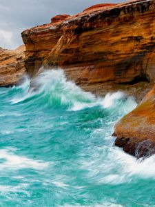 Превью обои волны, голубая вода, берег, скалы, яркие