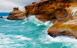 Превью обои волны, голубая вода, берег, скалы, яркие