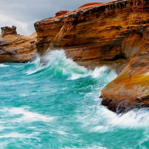 Превью обои волны, голубая вода, берег, скалы, яркие