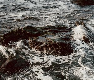 Превью обои волны, камни, пена, вода, море, бурный