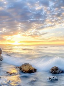 Превью обои волны, море, камни, берег, небо, облака, солнце, горизонт