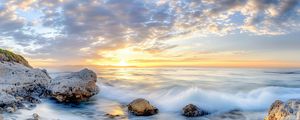 Превью обои волны, море, камни, берег, небо, облака, солнце, горизонт