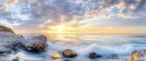Превью обои волны, море, камни, берег, небо, облака, солнце, горизонт