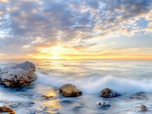 Превью обои волны, море, камни, берег, небо, облака, солнце, горизонт