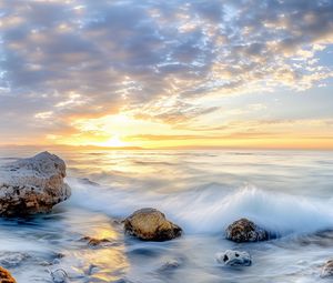 Превью обои волны, море, камни, берег, небо, облака, солнце, горизонт