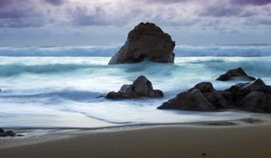 Превью обои волны, море, камни, шторм, берег, песок, пляж