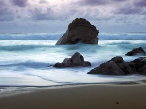 Превью обои волны, море, камни, шторм, берег, песок, пляж
