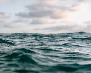 Превью обои волны, поверхность, вода, горизонт, крупный план
