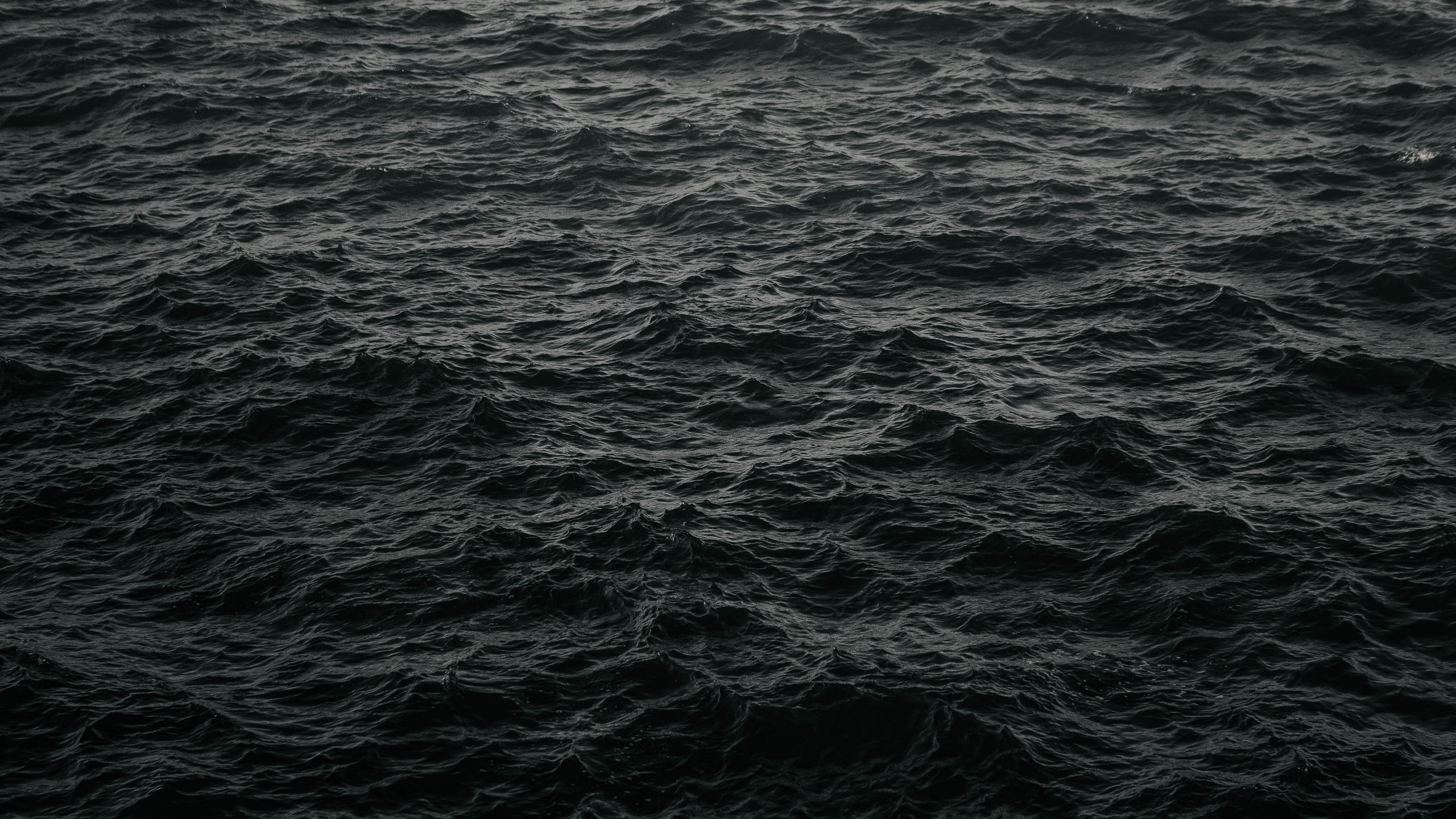Скачать 2560x1440 волны, рябь, темный, вода, море обои, картинки 16:9