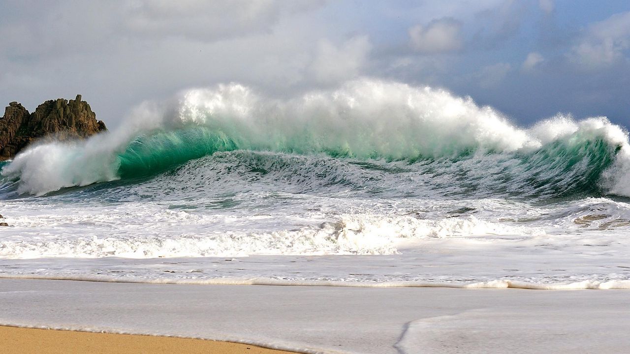 Обои волны, шторм, берег, непогода, сила, мощь, удар, потоки, ветер, брызги