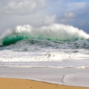 Превью обои волны, шторм, берег, непогода, сила, мощь, удар, потоки, ветер, брызги