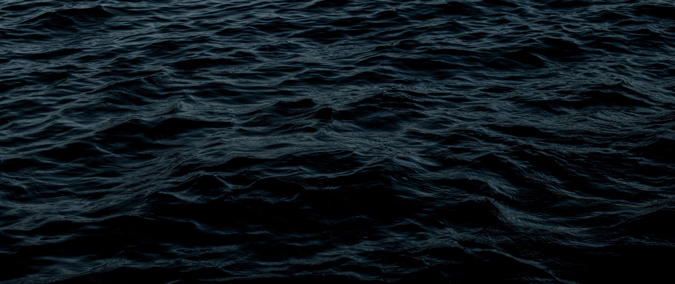 Темная вода читать. Темные воды. Водная рябь. Черные волны обои. Вода на темном фоне.