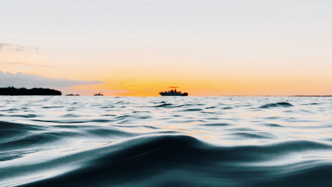 Обои волны, вода, корабль, горизонт