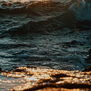 Превью обои волны, вода, свет, отражение, блики