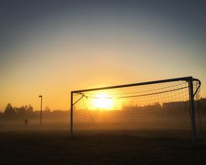 Превью обои ворота, сетка, солнце, свет, футбол, темный