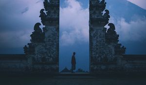 Превью обои ворота, силуэт, одиночество, туман, бали, индонезия