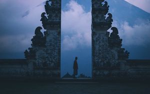 Превью обои ворота, силуэт, одиночество, туман, бали, индонезия